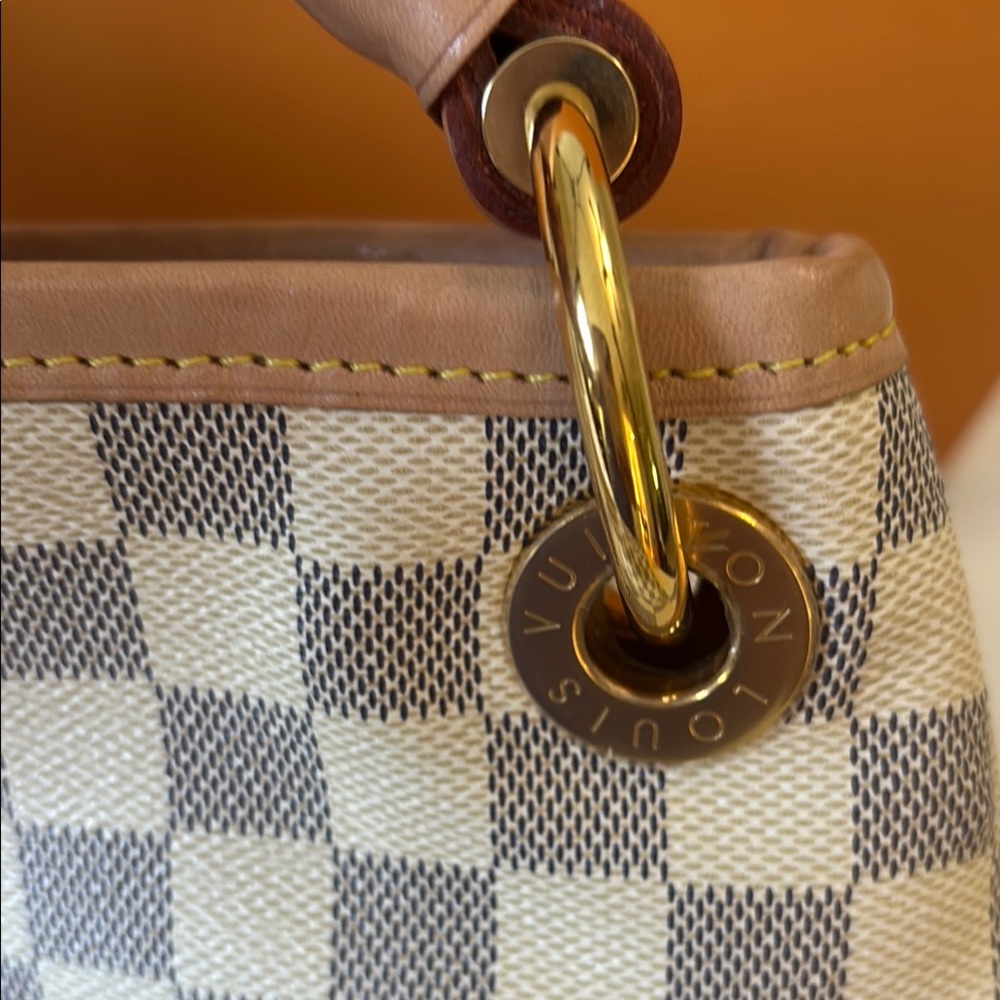 Louis Vuitton MM artsy in great condition handle has a small dent - Picture 8 of 15